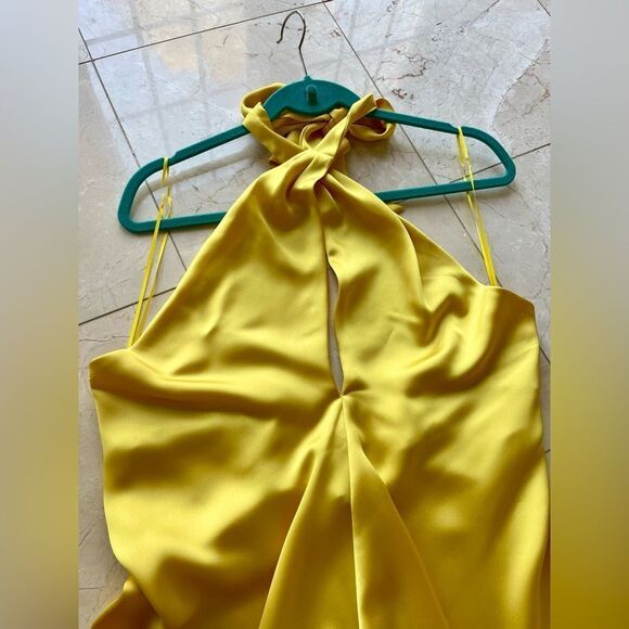 Elegant Yellow Gown - Picture 2 of 6